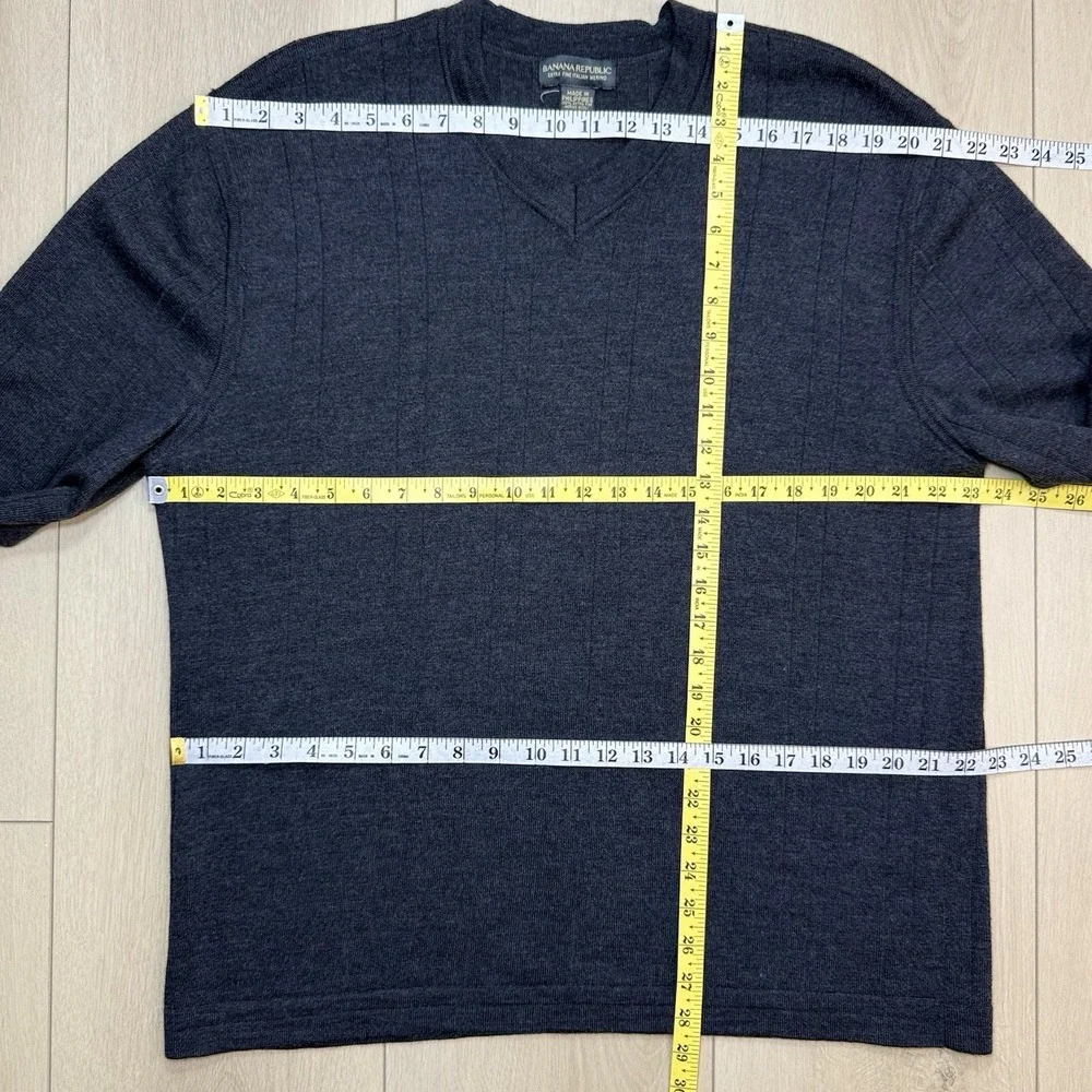 VTG Banana Republic Mens L Gray Merino Wool V Neck Sweater Italian Knit Pullover
